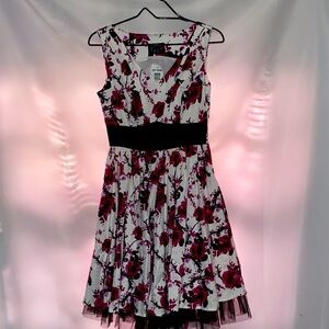 NWT HEARTS & ROSES HOT TOPIC WO SIZE 6 COTTON ELASTAINE WHITE /W ROSE DESIGN